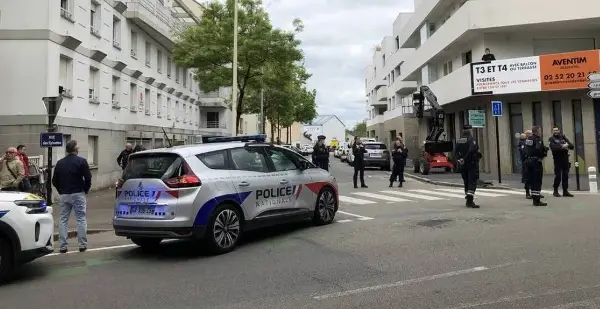 (ВИДЕО) Напад во Париз: Најмалку три лица избодени на сред улица