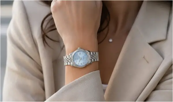 Часовник на неделата: Tissot Ballade со небесносин бројчаник – женствена класика со швајцарска прецизност