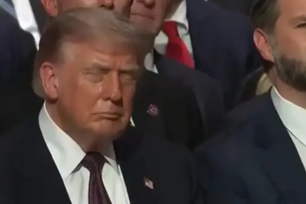 ВИДЕО: Трамп заспа на погреб,  Белата куќа го правда дека размислувал за губењето драг пријател