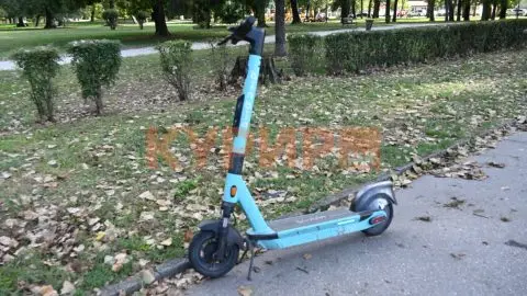 Деветгодишно дете на електричен тротинет тешко повредено во судир со автомобил