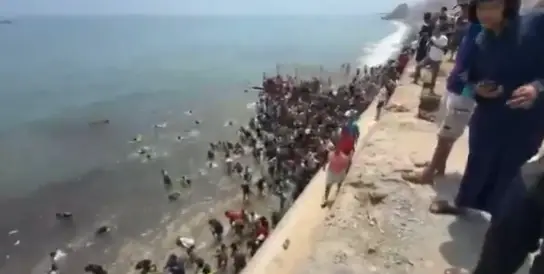 (ВИДЕО) Шпанија распоредува војска за ред во Сеута откако илјадници луѓе ја преминаа границата, Италија бара суспензија на Мадрид од Шенген