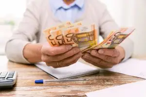 Кредитите поевтинуваат, но граѓаните и фирмите сè уште плаќаат високи камати, велат во НБРСМ