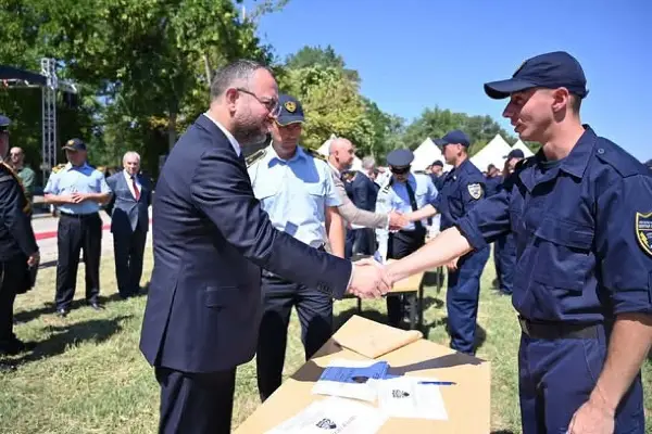 Тошковски: Македонската полиција доби 496 нови полициски службеници