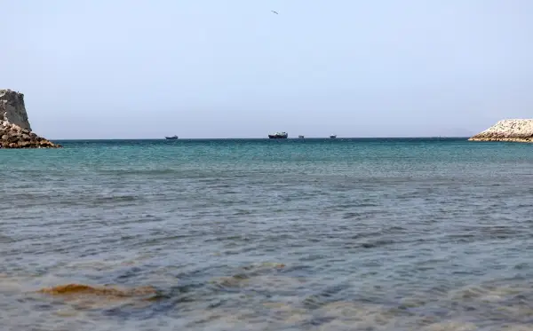Танкер погоден со „непознат проектил“ во Ормутскиот Теснец кај брегот на Оман