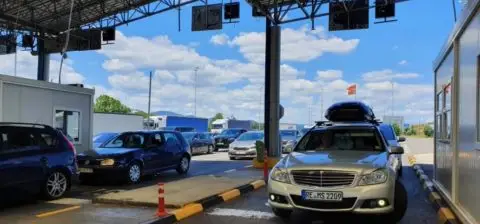 Зголемена фреквенција на граничните премини, на некои се чека и повеќе од еден час