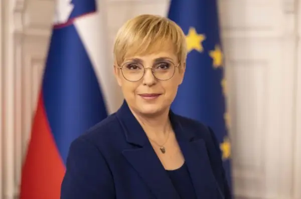 Претседателката на Словенија повредена во сообраќајна несреќа