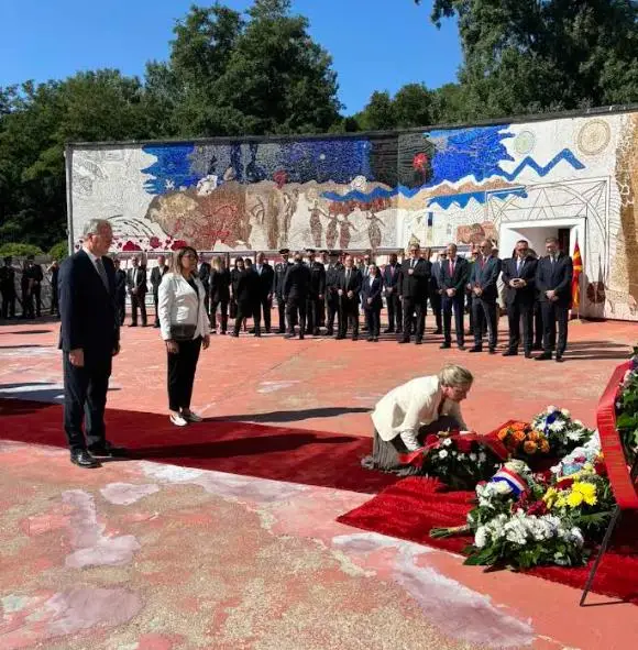 Делегација на СДСМ оддаде почит во Пелинце по повод Денот на Републиката