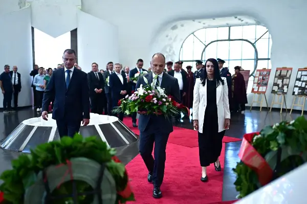 Филипче и делегацијата од СДСМ положија цвеќе на почивалиштето на Никола Карев