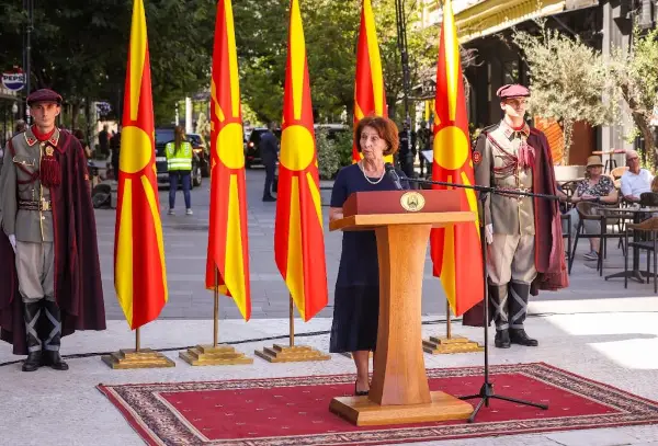 НИКОЈ НЕМА ПРАВО ДА ЈА РЕВИДИРА НАШАТА ИСТОРИЈА Сиљановска Давкова оддаде почит на делото на Ченто и на асномската генерација
