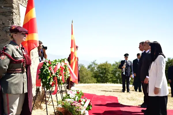 Делегација на СДСМ предводена од претседателот Филипче положи цвеќе на споменикот Слива