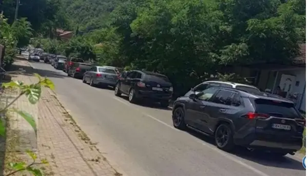 Километарски колони од возила упатени кон границата со Грција го блокираа сообраќајот во Стар Дојран