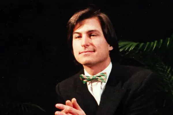 Визит-картичката на Стив Џобс од 1983 година веќе достигна 85.000 долари, а лицитацијата сè уште трае