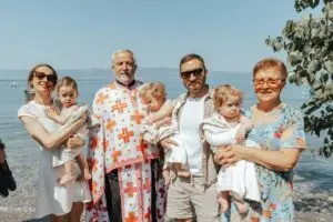 ФОТО | Горан Папаз ги крсти трите деца на Илинден во водите на Охридското Езеро