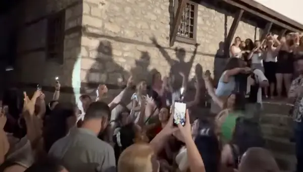 (Видео) Ечеше „Бисер балкански“ и „Лихнида“ во Охрид: Млади улични артисти собраа публика како на концерт