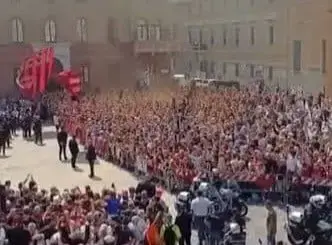 Илјадници фанови се простија од Франко Барези