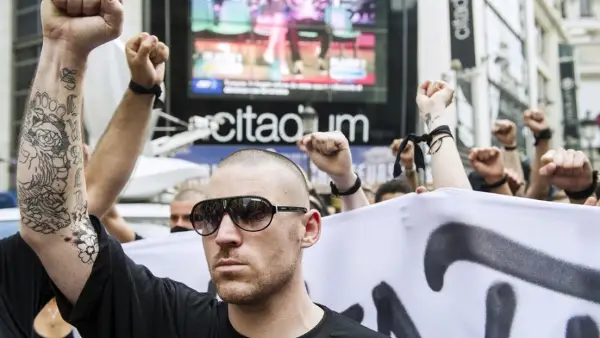 Бугарски неонацисти нападнаа хотел со еврејски тинејџери, полицијата реагираше