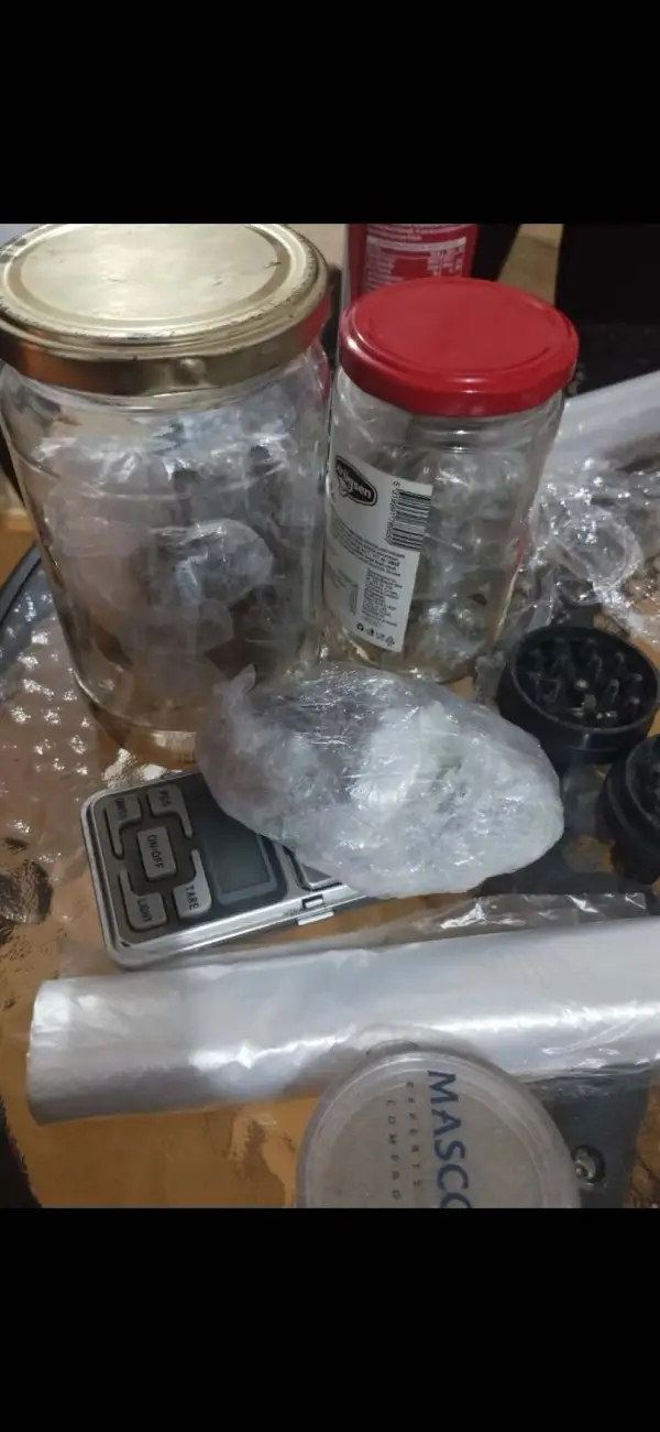 Приведено лице на „Партизански одреди“, пронајдени 25 пакувања марихуана и дигитална вага