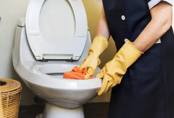 Домаќинките ги фрлаат старите WC-четки: Овие две решенија се многу похигиенски