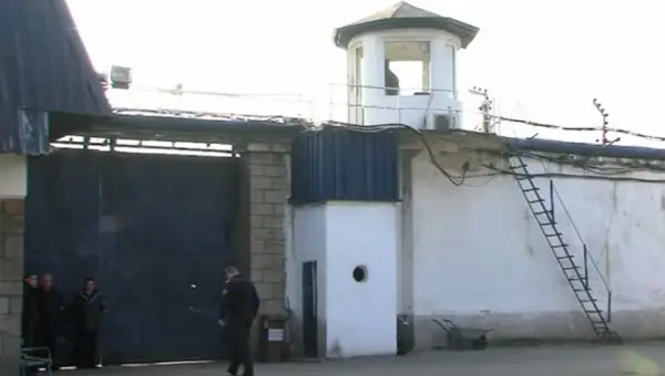 За време на отсуството од затворот Идризово ја истепал поранешната девојка: уапсен 26-годишник од Скопје