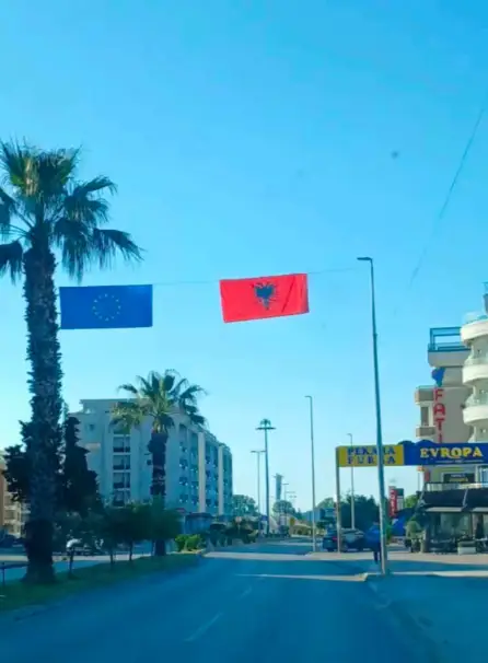 Aлбански знамиња во европски Улцињ