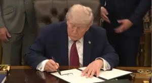 Трамп потпиша наредба против „породилниот туризам“: нов обид да се ограничи правото на државјанство по раѓање