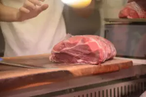 Не дозволувајте месарниците да ве измамат! Tрик кој за 5 секунди ќе ви открие дали месото е свежо