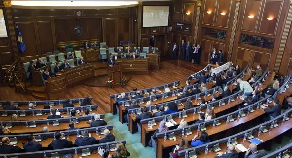 ВИДЕО Албин Курти е гаѓан со јајца во косовското Собрание