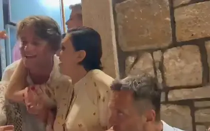 ВИДЕО: Нина Бадриќ и Јаков Јозиновиќ пееја заедно во ресторан во Корчула