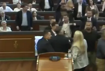 Пратеничка го гаѓаше Курти со јајца во косовскиот парламент