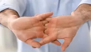 Дали крцкањето на прстите е безопасно?