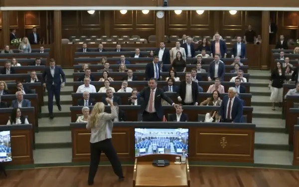Инцидент во косовскиот парламент: Пратеник фрла јајца кон Курти
