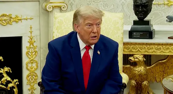 (ВИДЕО) Трамп се пофали дека го нарекувале „еден од најголемите претседатели“, новинарот веднаш му возврати: „Тоа дефинитивно не го велат“