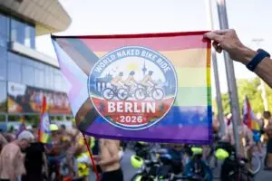 ФОТО | Стотици голи велосипедисти возеа низ срцето на Берлин на првата ваква парада во германската престолнина