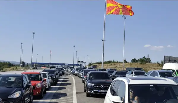 На пеколна жештина, повеќе од еден час чекање за влез во Македонија