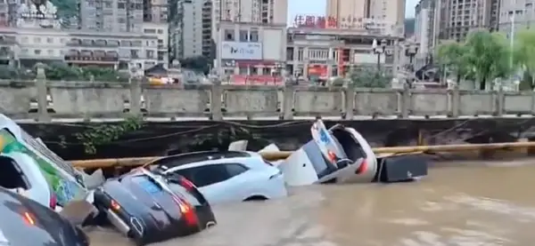 Поплави и одрони на Филипините однесоа најмалку 12 животи, осум лица исчезнати