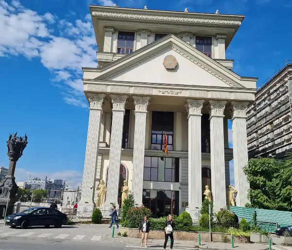 Дипломатија на македонски начин – од поранешен директор на „Градски паркинг“ до амбасадор во Атина