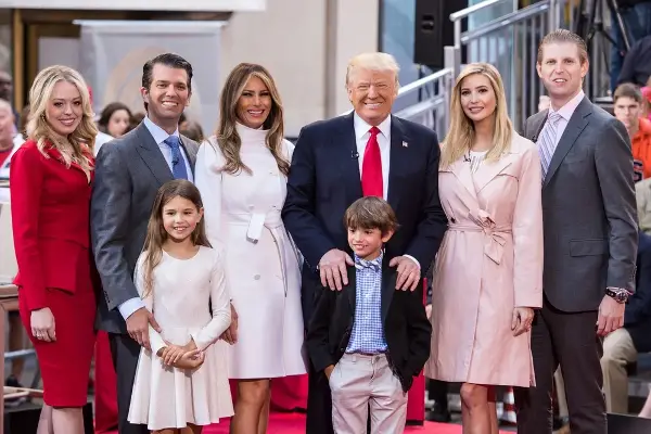 Ерик Трамп објави фотографија од својот татко, луѓето мислат дека е вештачка интелигенција
