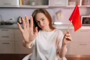 Интернетот претерува со „црвените знаменца“ – што навистина треба да нè загрижи кај партнерот?