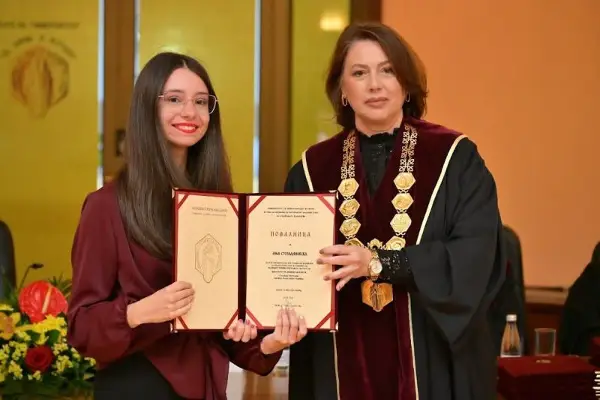 Ања Стојадиновска е најдобар студент на Факултетот за ликовни уметности: „Најголем предизвик ми беше да бидам задоволна од тоа што го создавам“