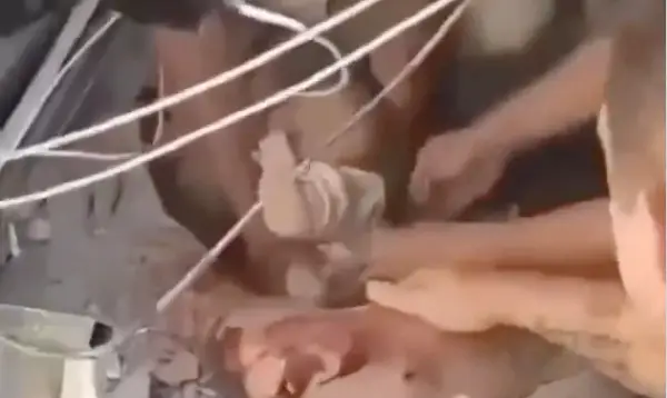 (ВИДЕО) Го слушнале плачот под урнатините: Спасувачите извлекоа живо бебе по земјотресот во Колумбија