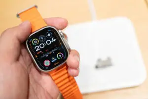 Apple подготвува шок: Дали доаѓаат Apple Watch без екран и поевтин модел?