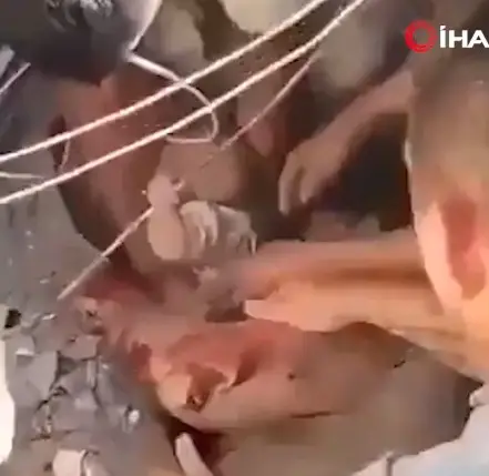 ВИДЕО| Бебе спасено од под рушевините во Колумбија, 36 часа по силниот земјотрес
