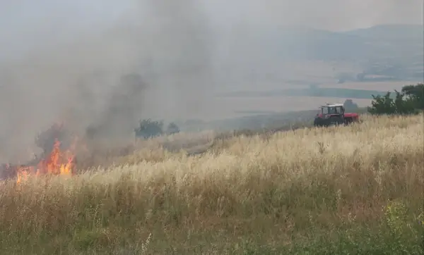 Активни пет пожари на отворен простор, 42 изгаснати до утрово