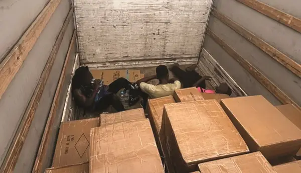 (Фото) Царинските службеници пронајдоа тројца илегални мигранти од Судан: се криеле меѓу кутиите во камион