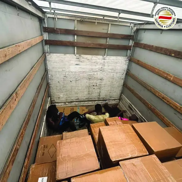 Тројца мигранти од Судан пронајдени во камион на царина