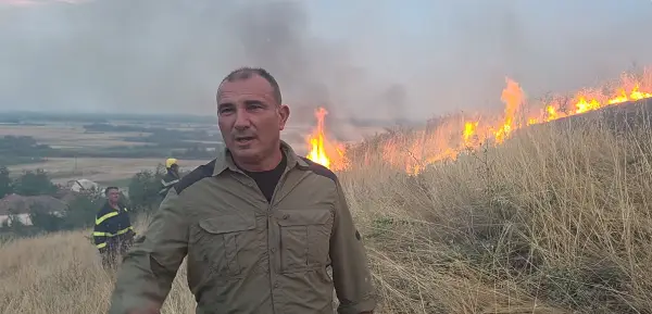 📽️ ОГНОТ СЕ ДОБЛИЖИ ДО ПРВИТЕ КУЌИ ВО ЛОЗНАНИ Битолските пожарникари спречија катастрофа, на пат се пинцгауерите