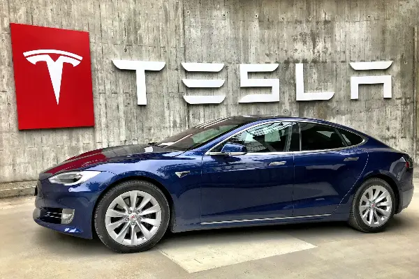 Tesla повлекува повеќе од 20.000 возила поради проблем со предните светла