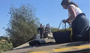 Патнички воз излета од шините во Велика Британија, започна масовна спасувачка операција