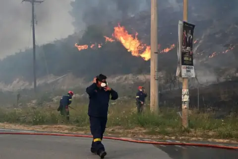Подобрена состојбата во Сивири, над 200 пожарникари ги гаснат преостанатите жаришта