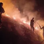 Со огромен трактор влезе во огнот: Александар Чепиговски помогна да се запре пожарот во селото Лознани